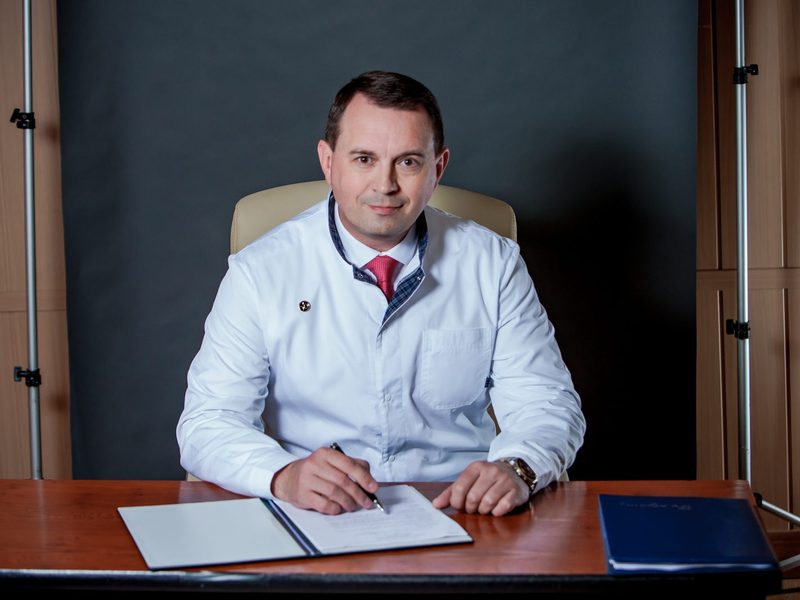 Івахненко Дмитро Сергійович, спінальний нейрохірург у Запоріжжі, за робочим столом